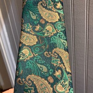 Elegant Paisley Silk Tie in Green and Gold. Worn 1 time for pics.